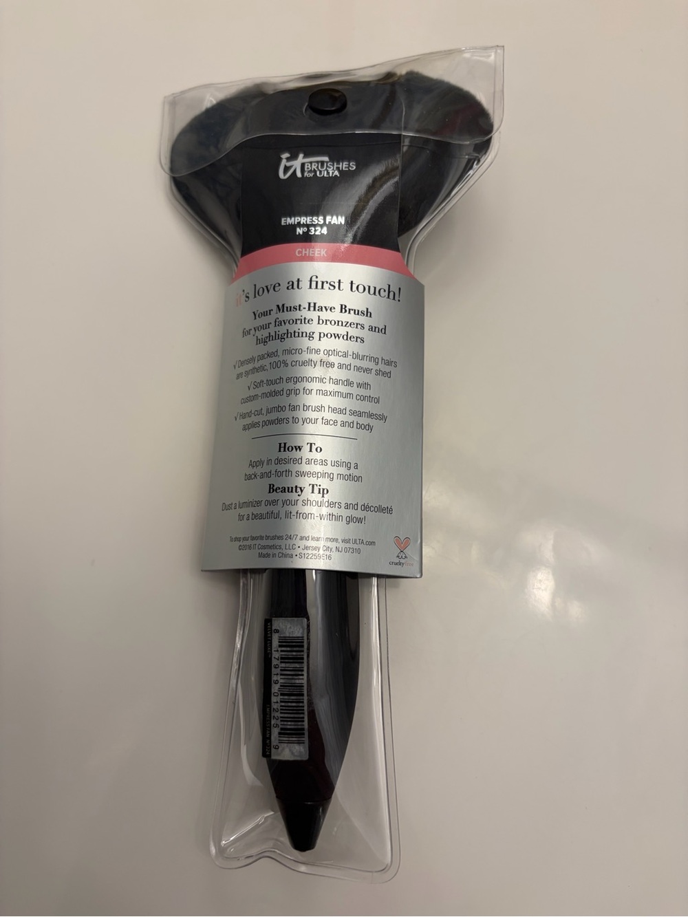 IT Cosmetics Velvet Luxe Empress Fan Brush #324 cheek New in package - Picture 2 of 5